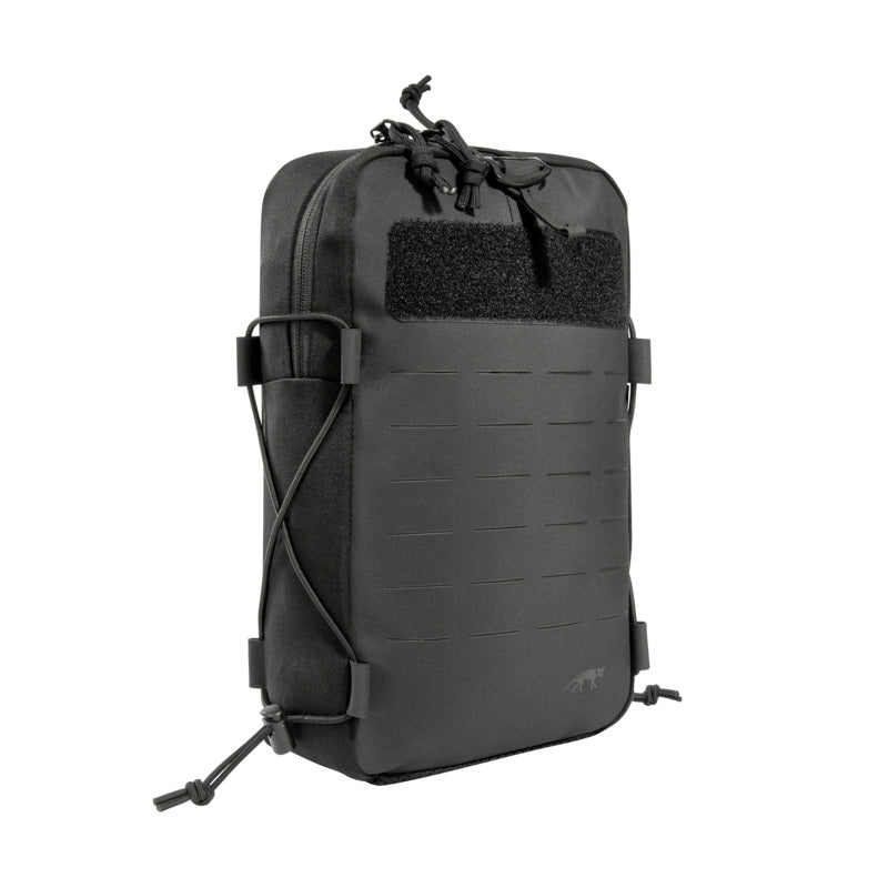 Schwarze Tasmanian Tiger Tac Pouch 18 Anfibia mit MOLLE-System, Kompressionsriemen und Klettfläche vorne, rechte.