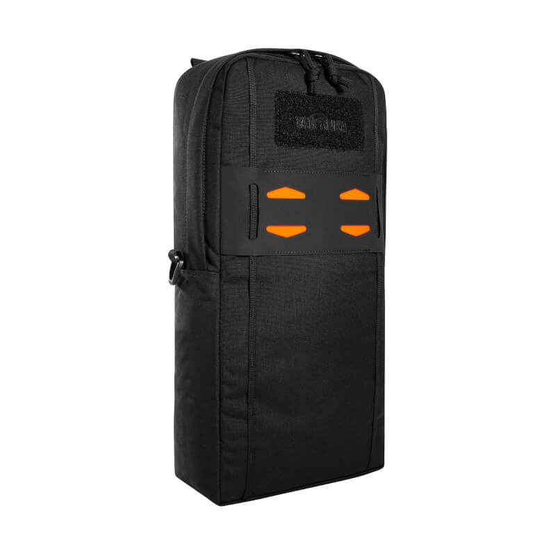 Schlanker schwarzer Tatonka Side Pocket 8l Rucksack mit rechteckiger Form und vier orangefarbenen Luftöffnungen vorne.
