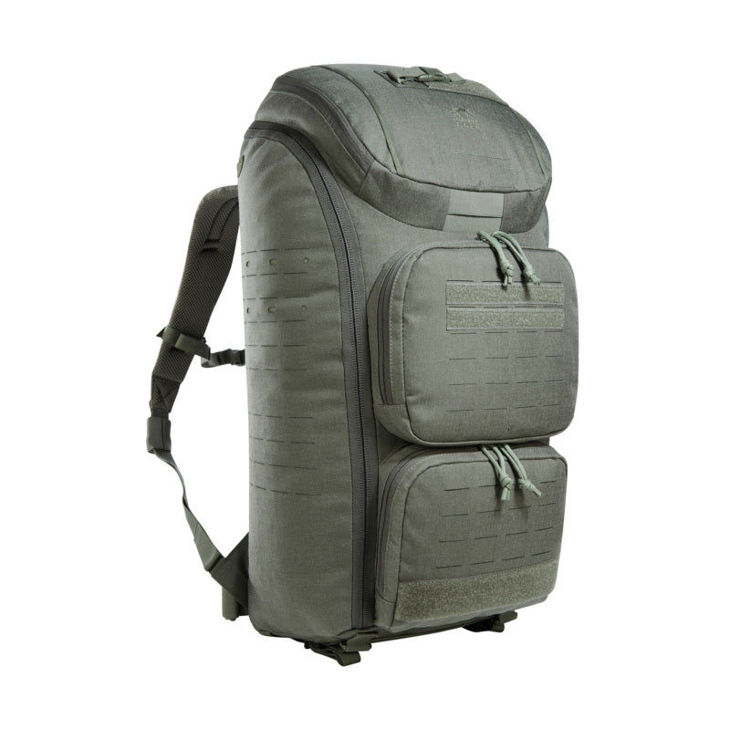Olivgrüner Tasmanian Tiger Modular Medic Rucksack mit zwei vorderen Reißverschlusstaschen und MOLLE-Befestigungsschlaufen,.