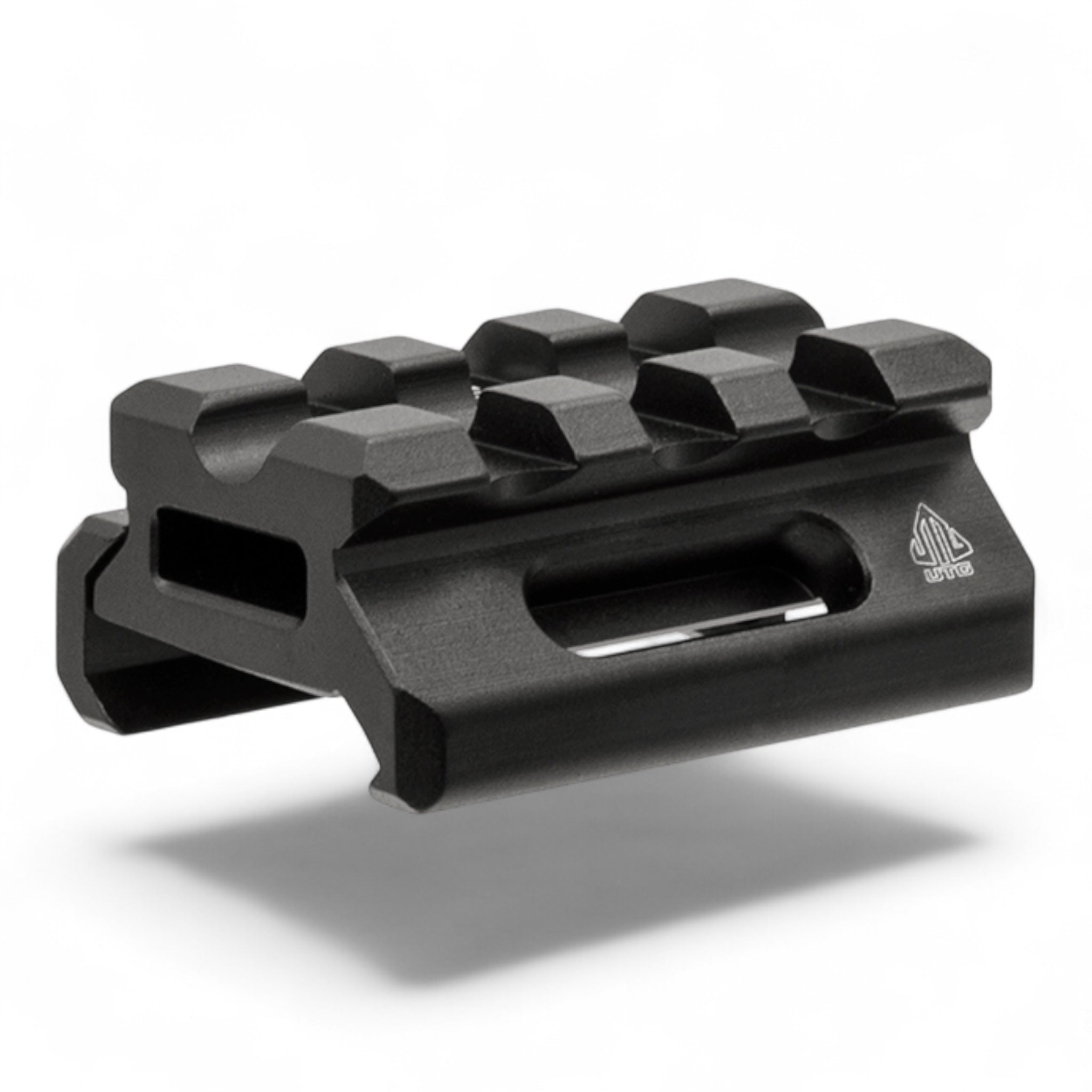 Schwarzer UTG Super Slim Picatinny Riser Mount aus leichtem, eloxiertem Aluminium mit 3 Schlitzen und 13 mm Höhe, kompakt.