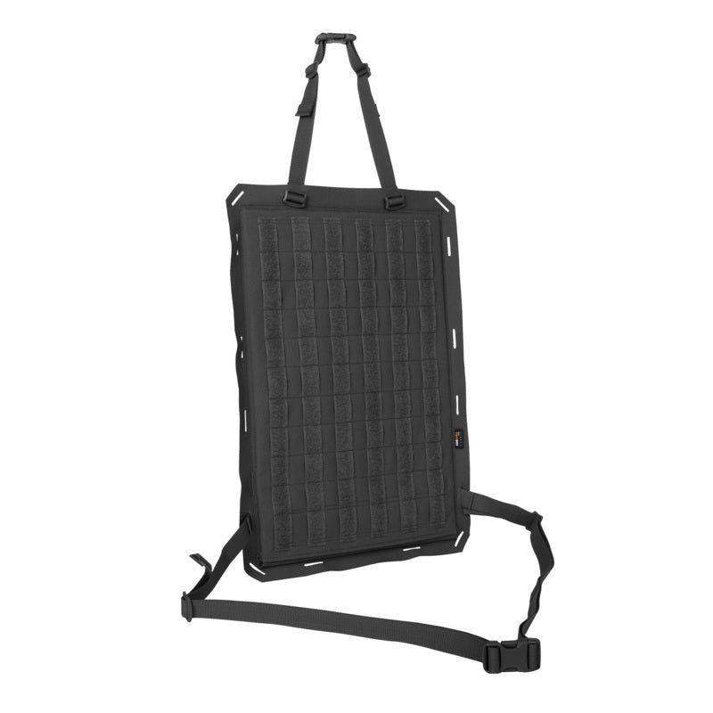 Schwarzes, rechteckiges taktisches Modulares Front Sitzpaneel mit MOLLE-Schlaufen und verstellbaren Gurten.