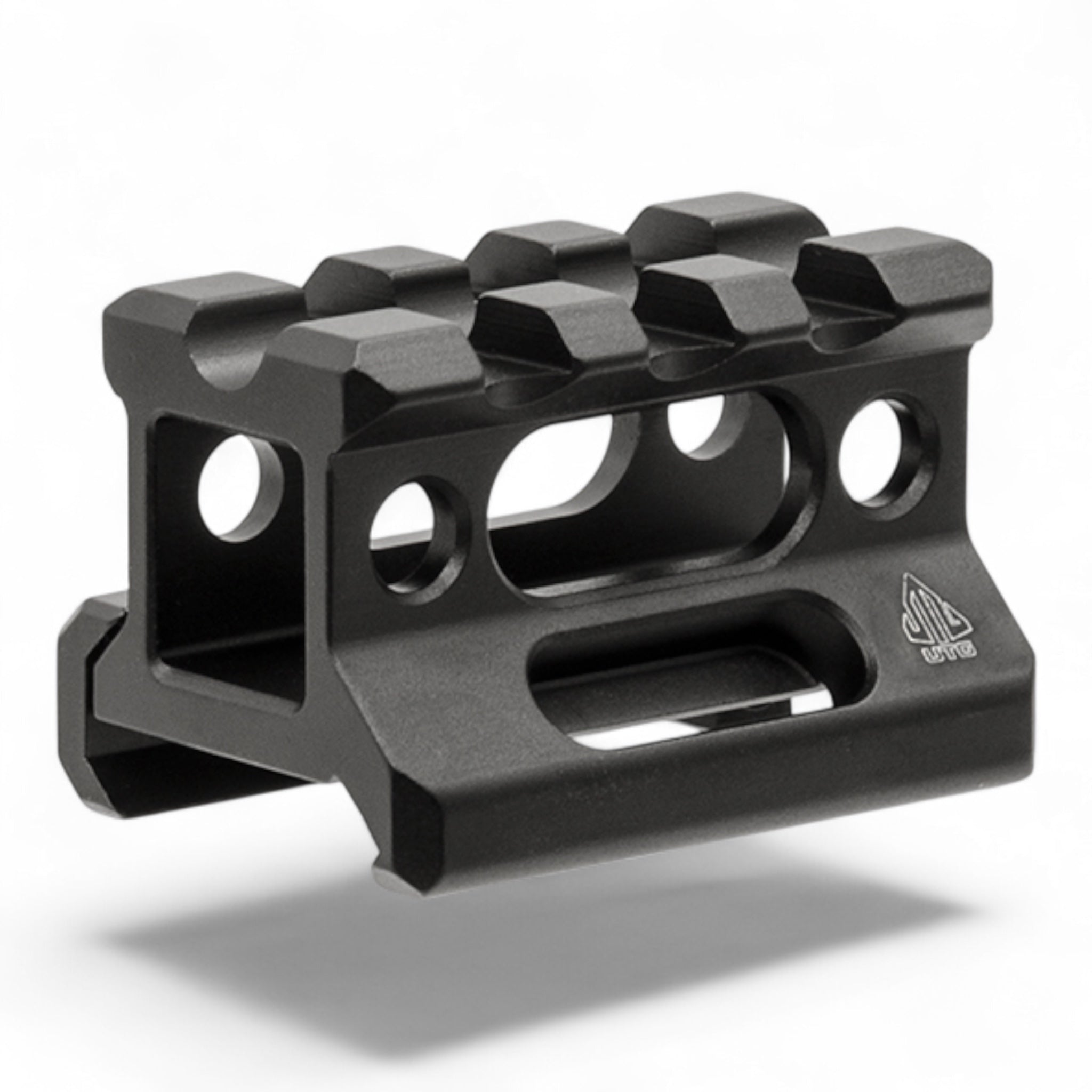 Schwarzer UTG Super Slim Picatinny Riser Mount aus anodisiertem 6061-T6 Aluminium mit 19 mm Höhe und 3 Slots, kompakt und.
