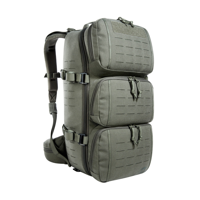 Großer olivgrüner modularer Tasmanian Tiger Rucksack mit drei aufgesetzten, rechteckigen Taschen und Molle-Befestigungen,.
