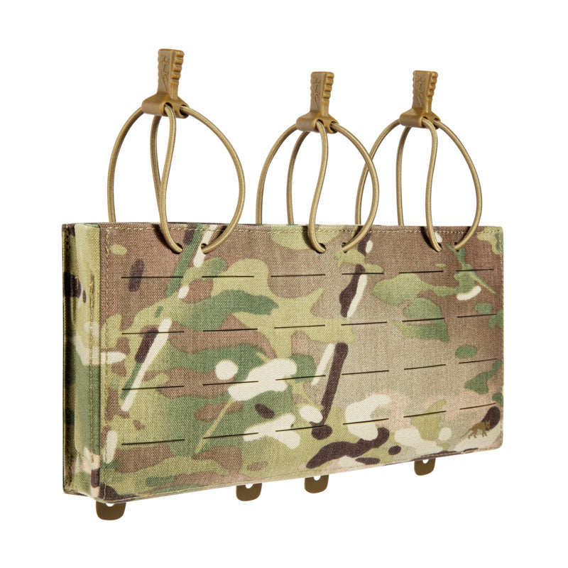 Dreifach-Magazintasche aus Multicam Cordura mit MOLLE-System und elastischen Kordeln zur Sicherung der Magazine.