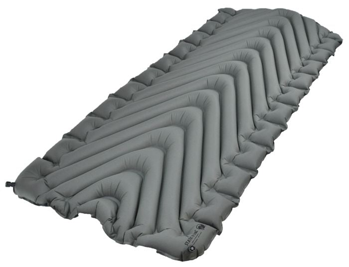 Klymit Static V Luxe Isomatte in Schwarz-Grau – breite V-Kammer-Konstruktion