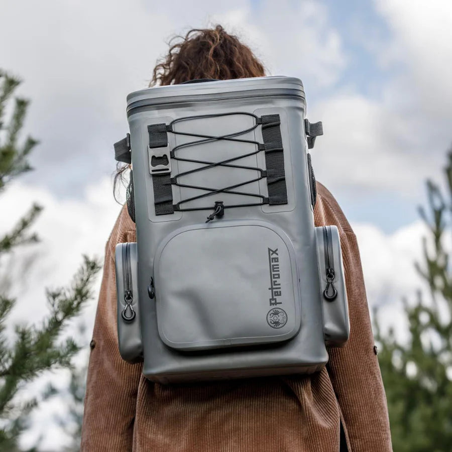 Grauer Petromax Kühlrucksack mit 27 Litern Fassungsvermögen, rechteckig, mit elastischem Schnürsystem auf Vorderseite,.