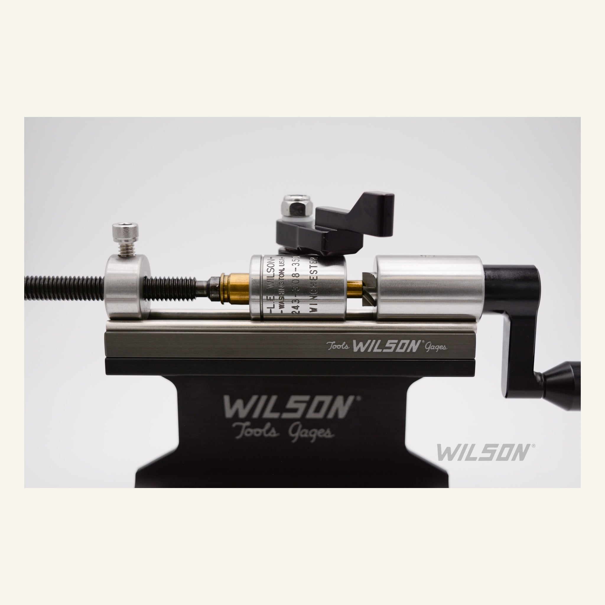 L.E. Wilson CTS-RKITU Hülsentrimmer-Kit Edelstahl – seitliche Detailansicht von Trimmer, Klemme und Kurbel