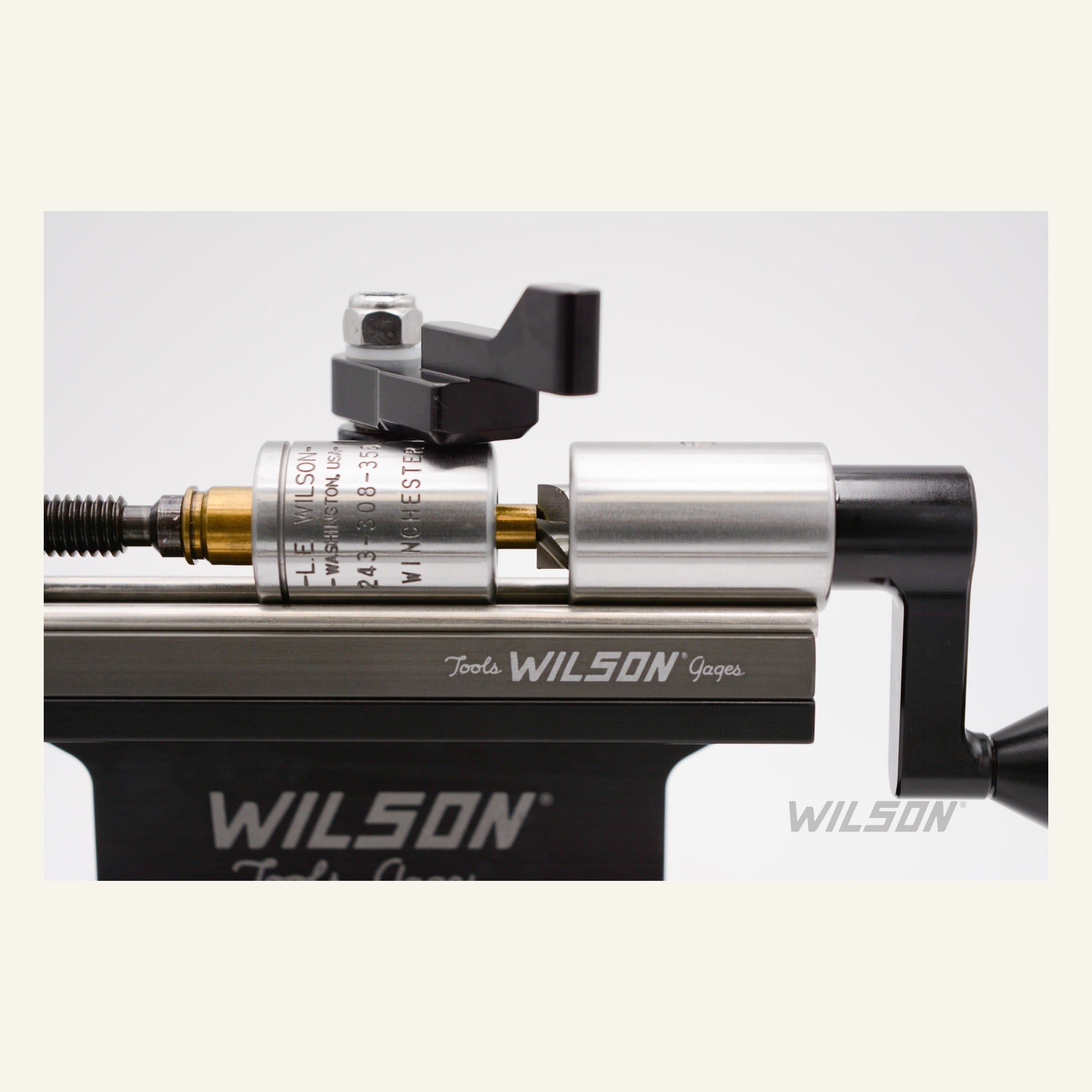 L.E. Wilson CTS-RKITU Hülsentrimmer-Kit Edelstahl – Detailansicht von Cutterführung und Case-Holder-Klemme