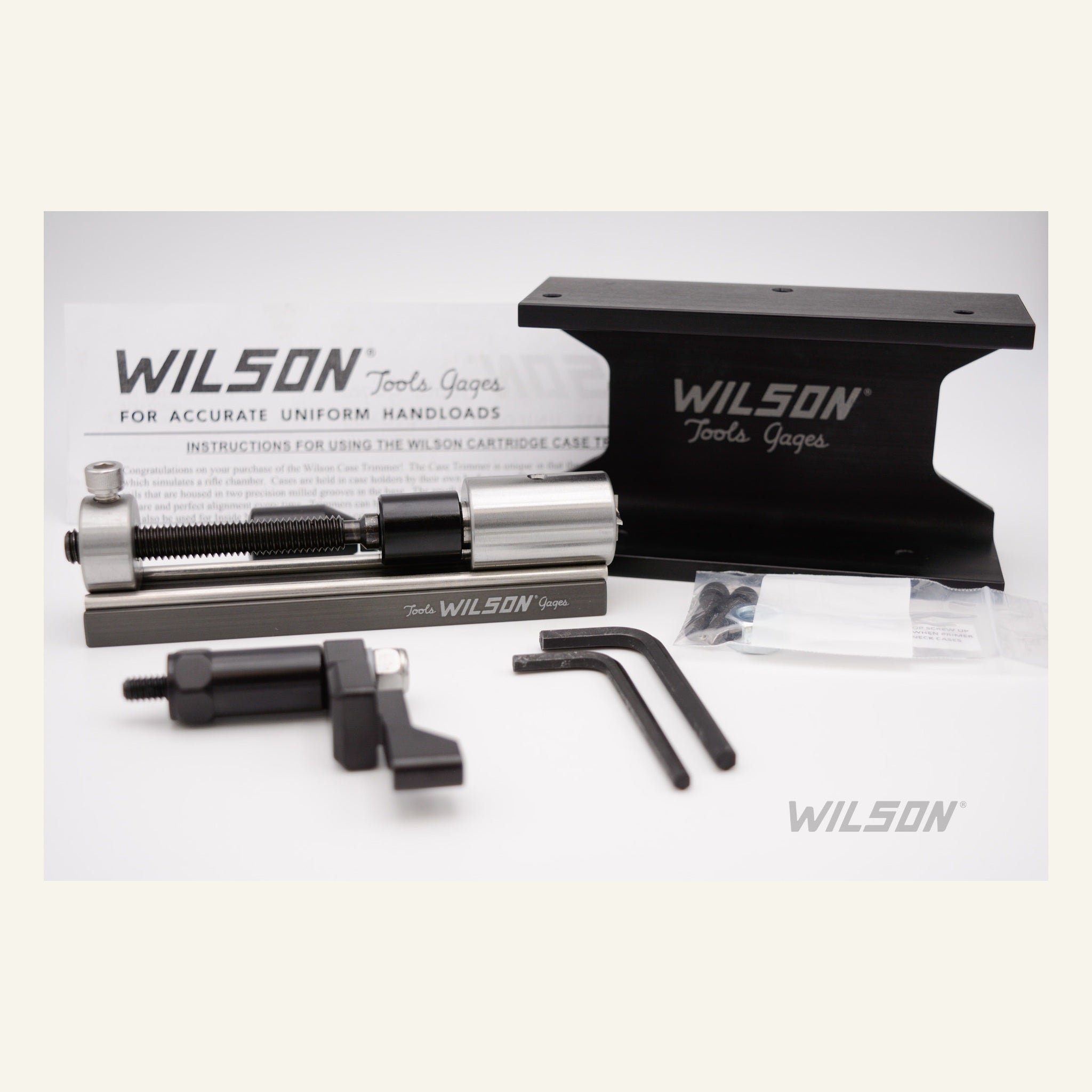 Lieferumfang des L.E. Wilson CTS-RKITU Hülsentrimmer-Kits mit Trimmer, Ständer, Klemme und Werkzeugen