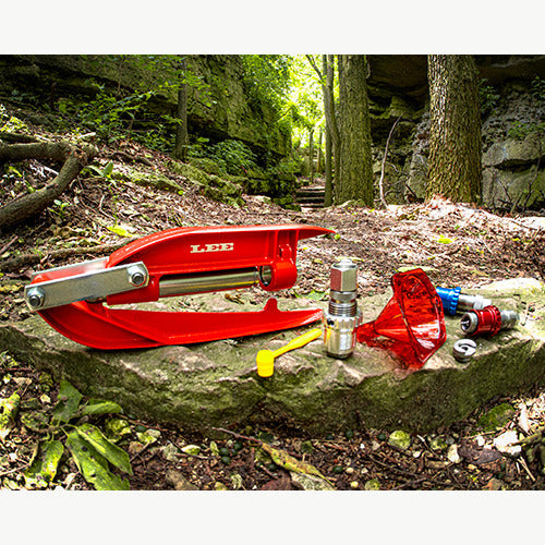 LEE PRECISION 90685 Handpresse als Anwendungsbeispiel im Outdoor-Aufbau; Matrizen und Zubehör separat