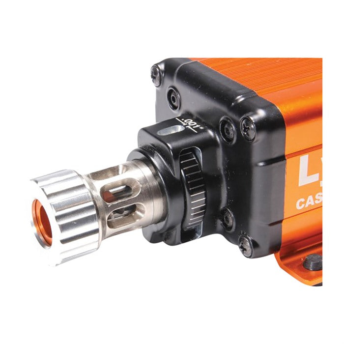 Nahaufnahme der Buchsenaufnahme und des Hartmetallmessers am LYMAN Case Trim Xpress 230 V
