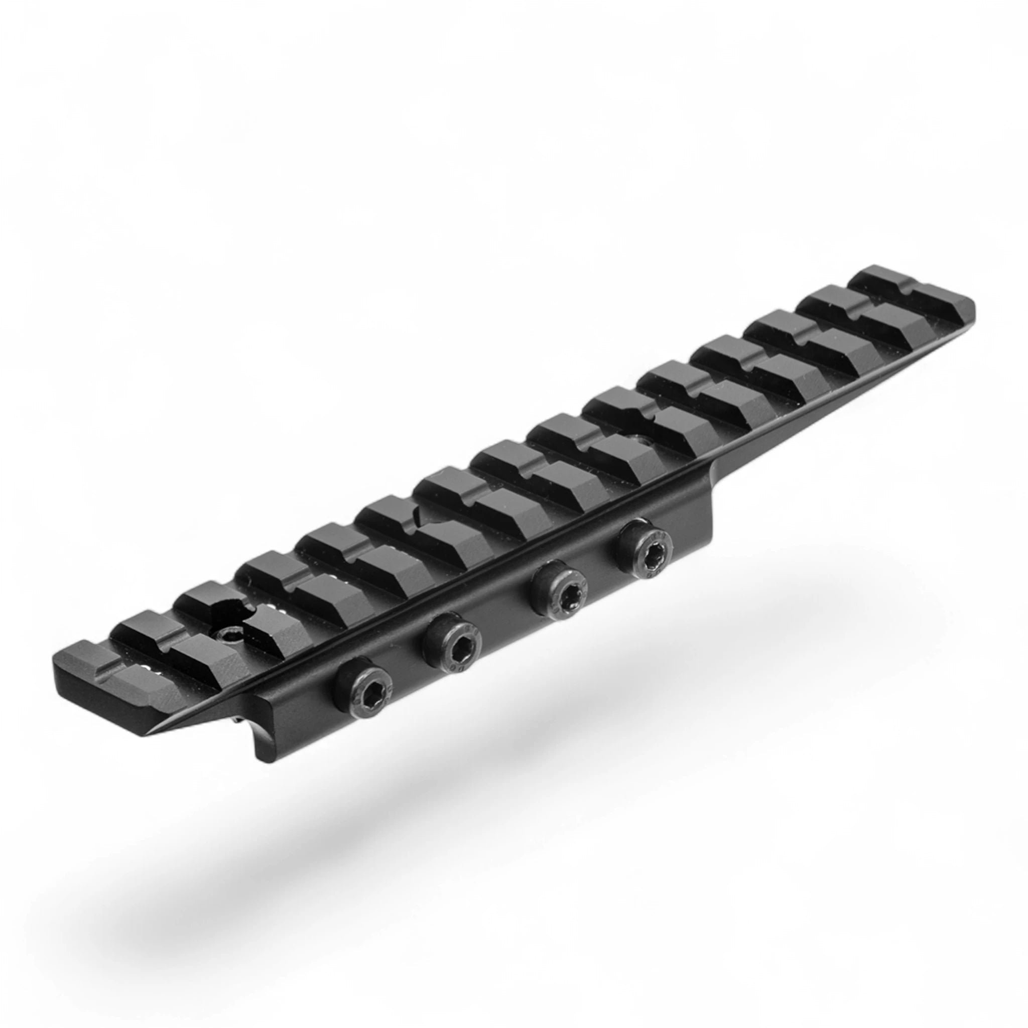 Schwarzer UTG Universal Dovetail-zu-Picatinny Adapter aus anodisiertem Aluminium mit 14 Slots und vier.