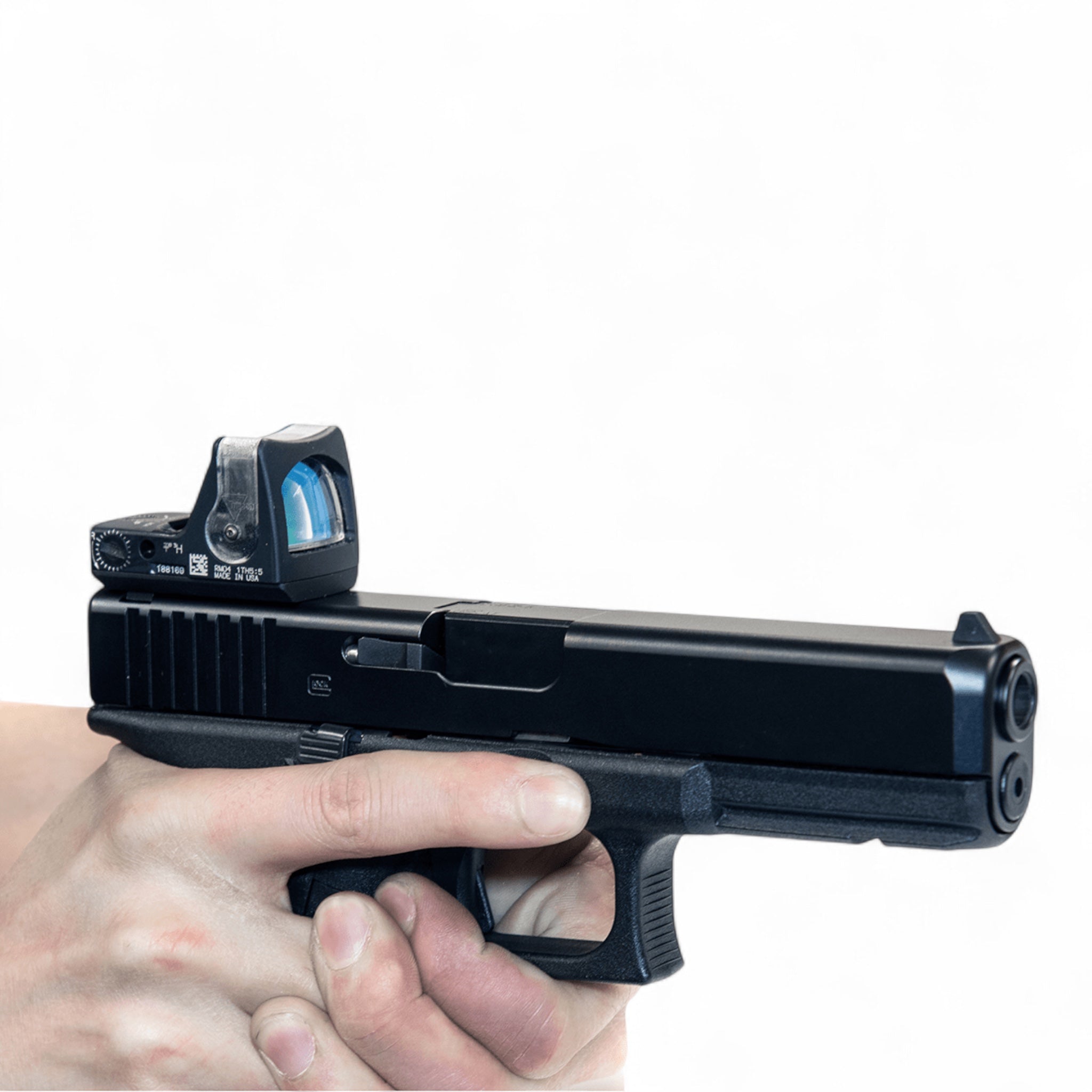 Schwarze Pistole mit rechteckigem Aluminium-UTG RMR Rotpunktzielgerät auf Glock-Kimmenaufnahme, matt eloxiert, montiert auf.