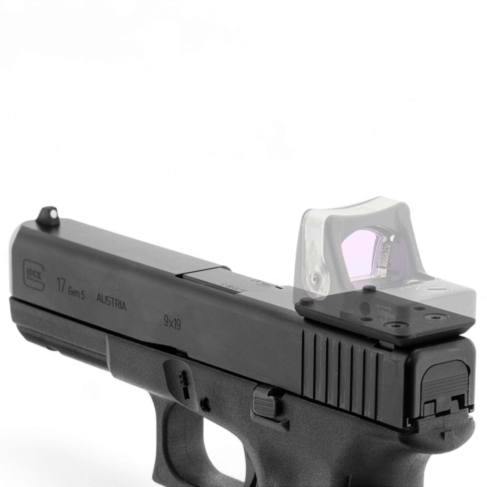 Schwarzer UTG RMR Aluminium-Montageadapter mit eloxierter Oberfläche, vormontiert auf einer schwarzen Pistolen-Kimme,.