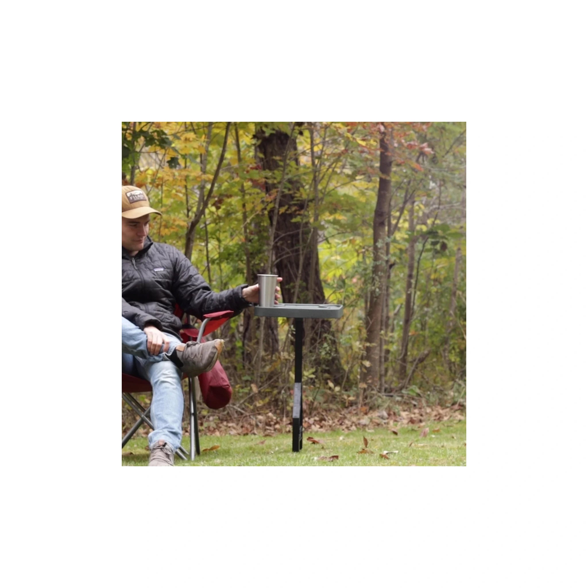 MTM Jammit JM-1-11 Beistelltisch neben einem Campingsessel im Wald