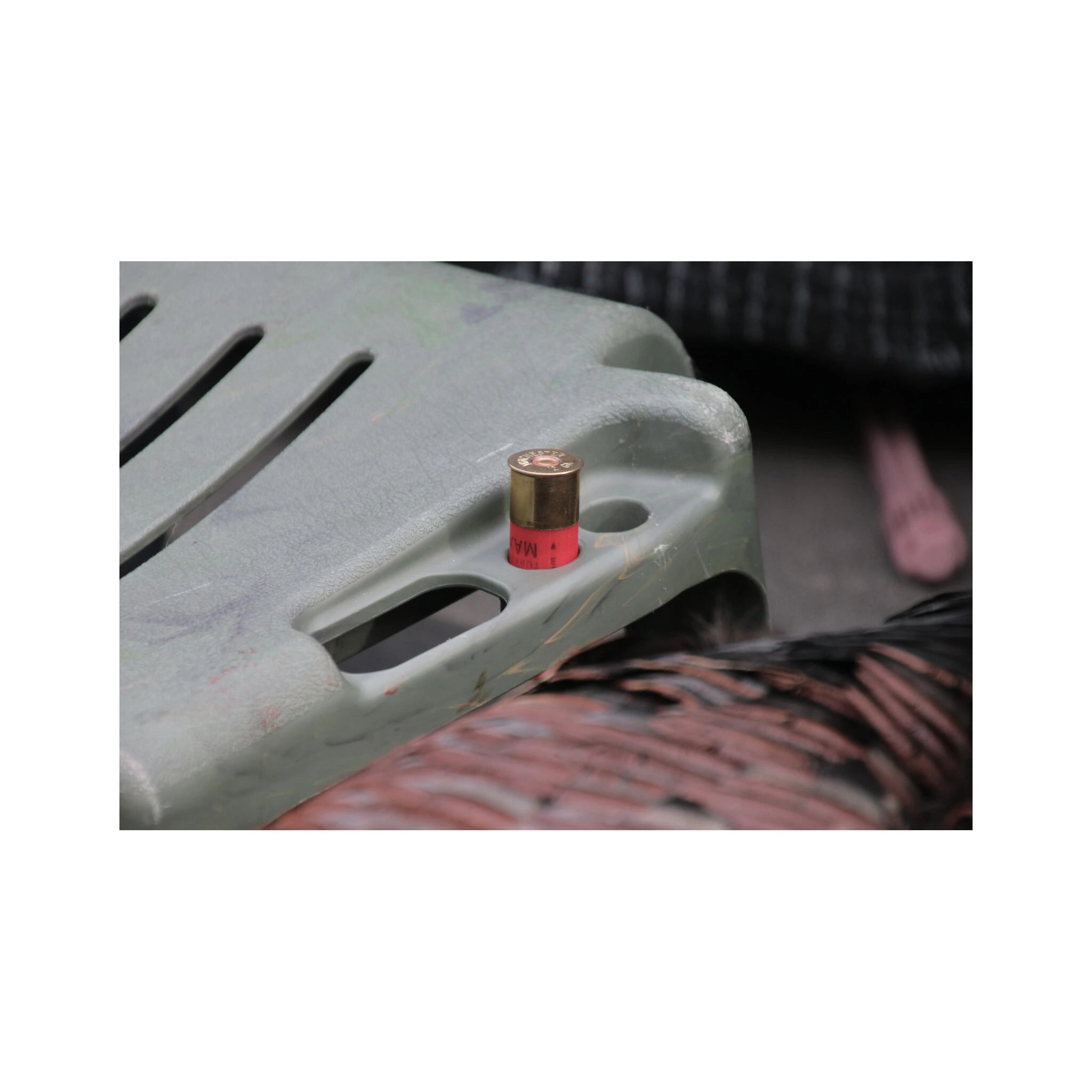 Detail der vier 12-Gauge-Halter am MTM SRR-11; gezeigte Patrone nicht enthalten