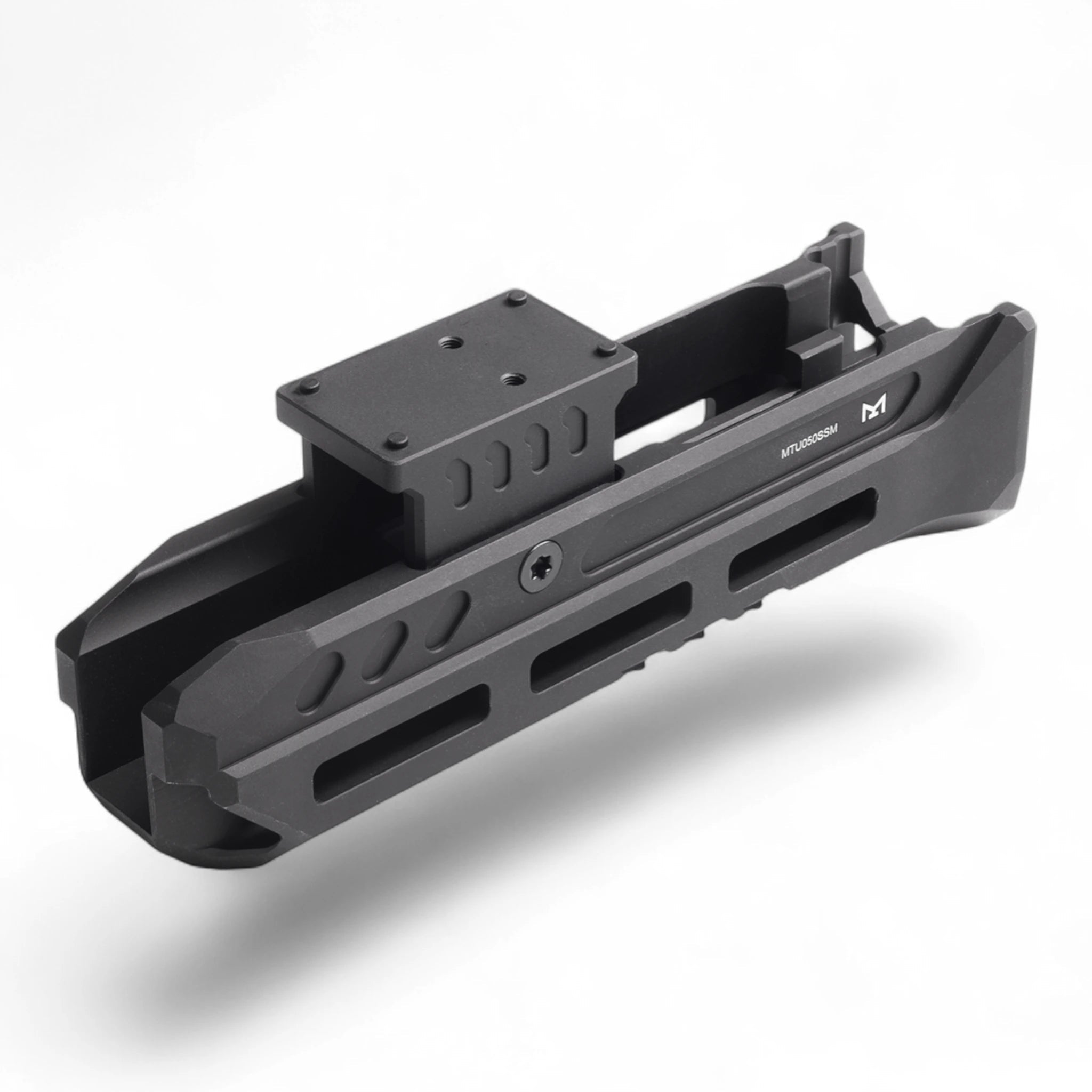 Schwarzer UTG PRO Super Slim M-LOK Forend aus anodisiertem 6061-T6 Aluminium mit Lichtschlitzen und.