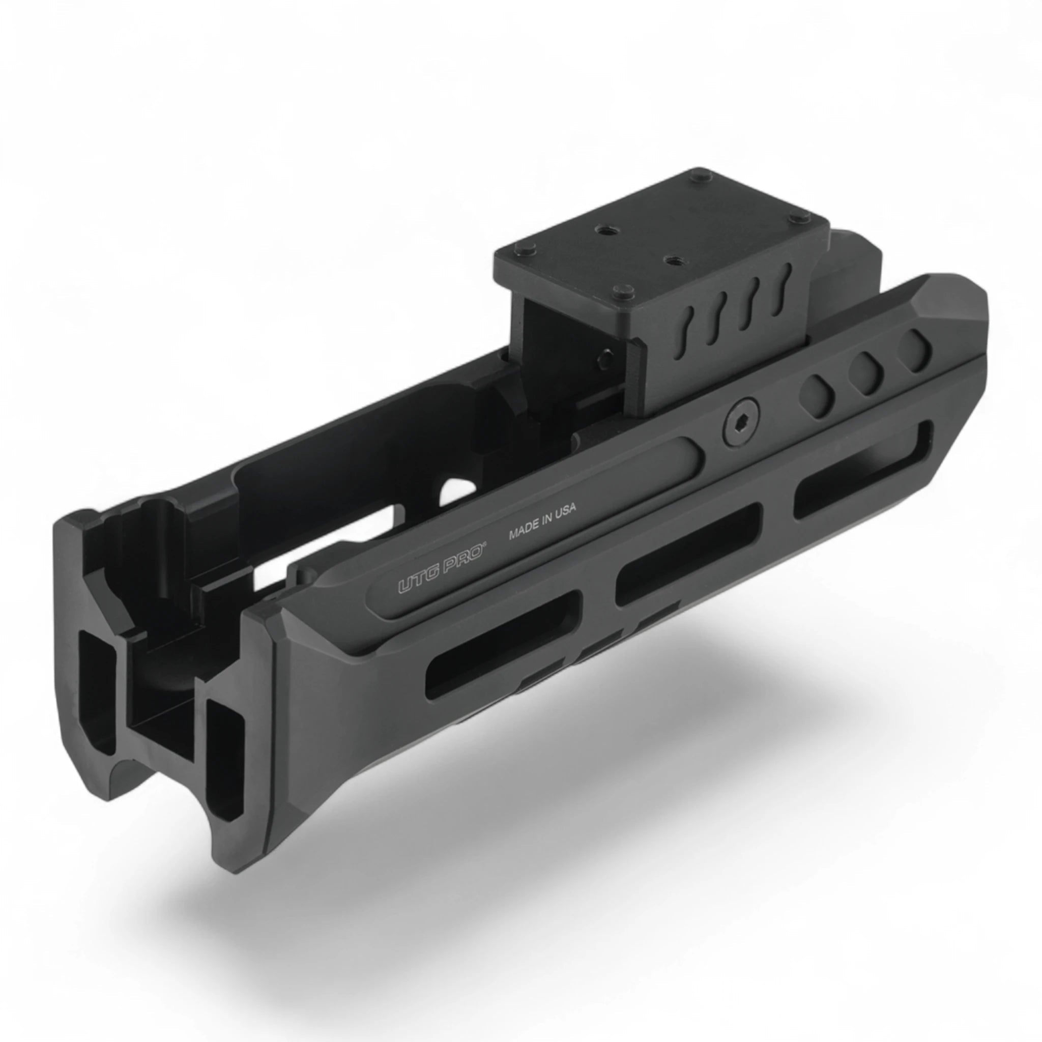 Schwarzer UTG PRO Super Slim M-LOK Forend aus anodisiertem Aluminium mit leichten Aussparungen und Befestigungspunkten für.