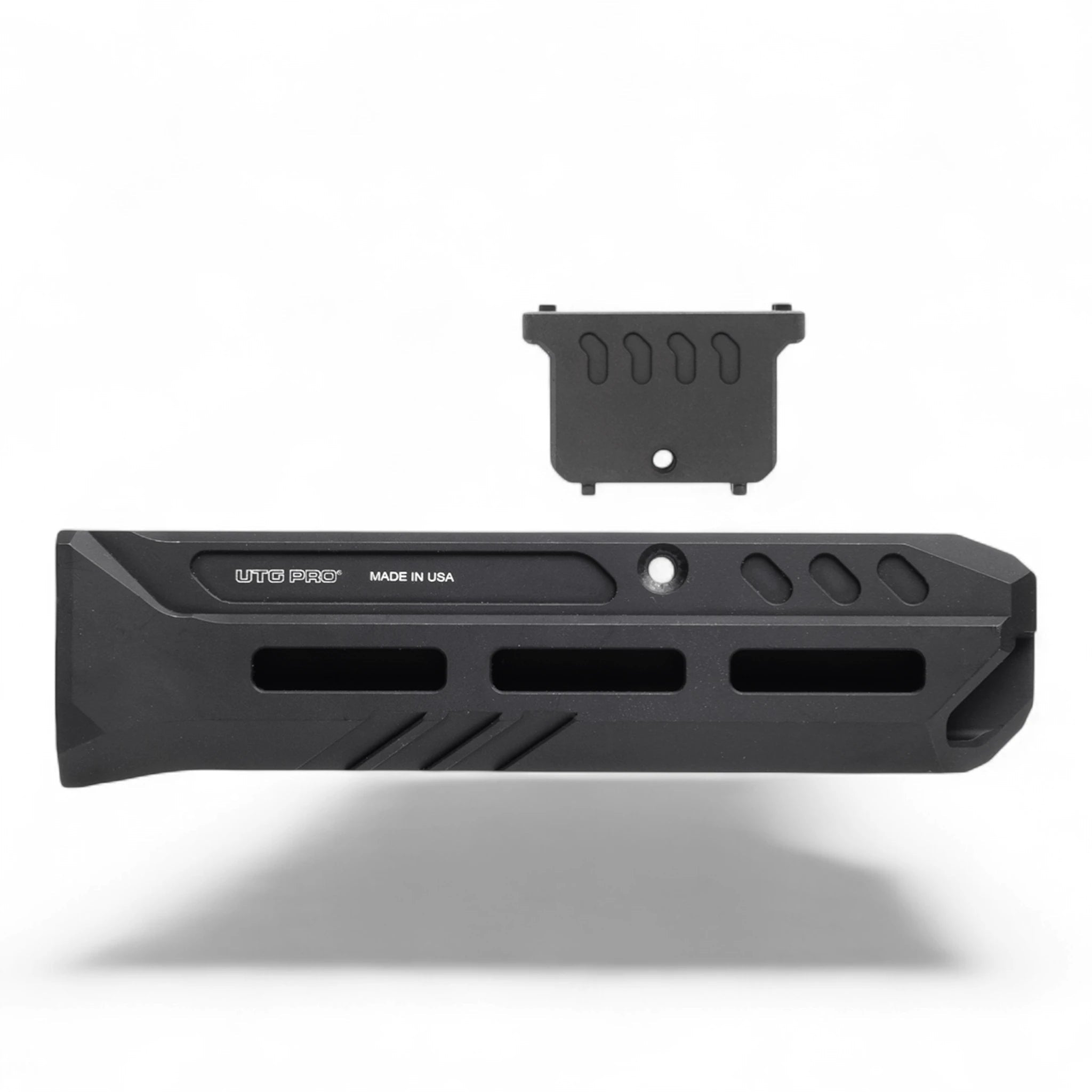 Schwarzer UTG PRO Super Slim M-LOK Vorderschaft aus Aluminium mit sieben Langlöchern und rautenförmigen Aussparungen,.