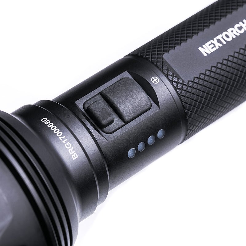 NEXTORCH P82 – Seitenschalter und Ladezustandsanzeige