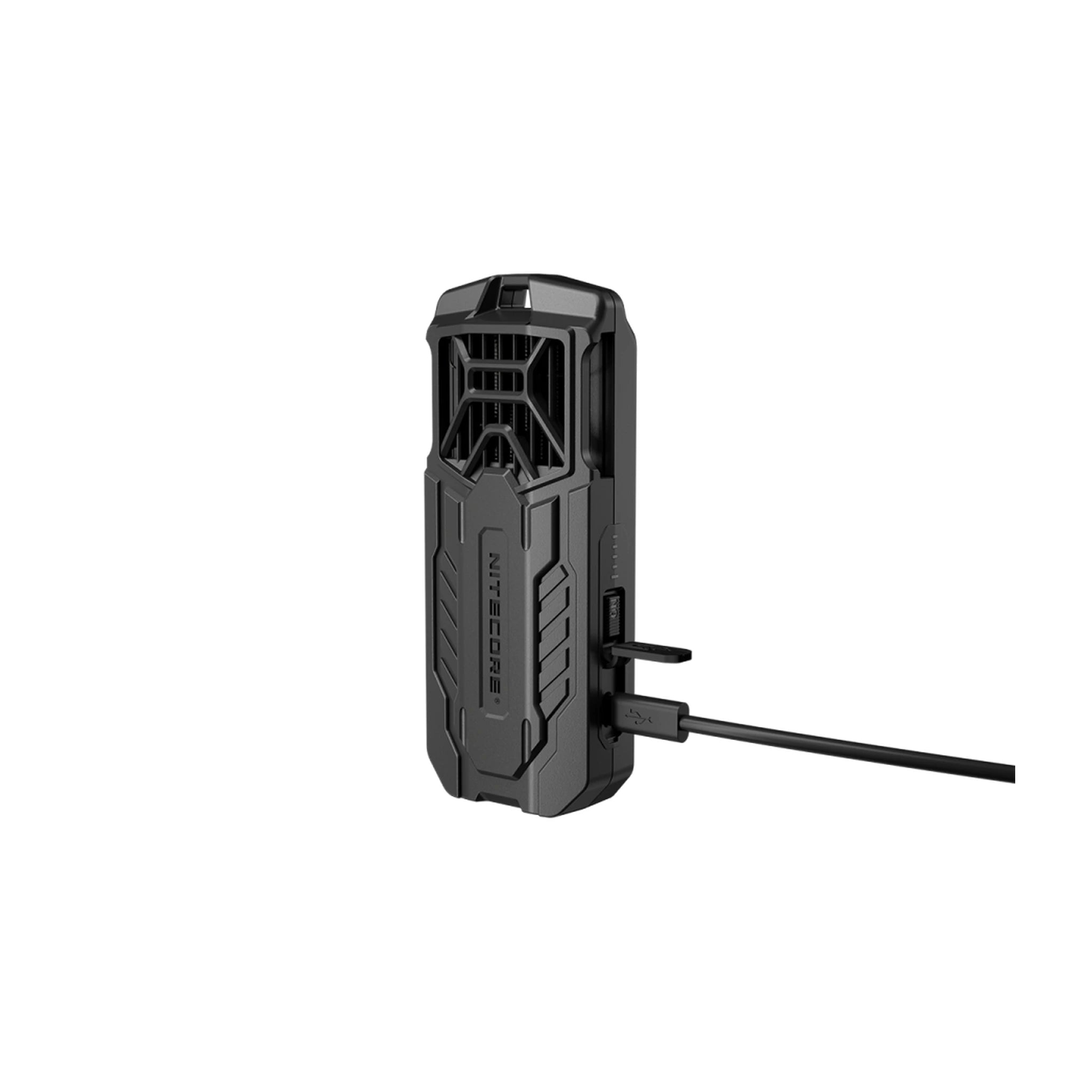 Nitecore EMR16 Mückenabwehrgerät beim Laden über USB-C