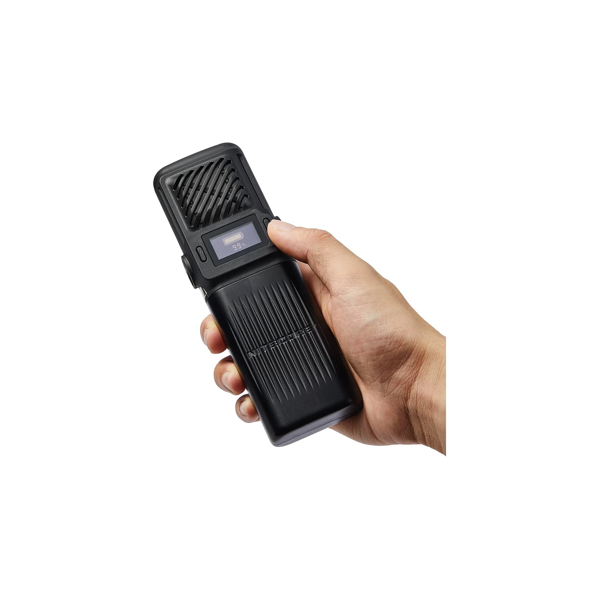 Nitecore EMR25 Mückenabwehrgerät bei der Bedienung des OLED-Displays