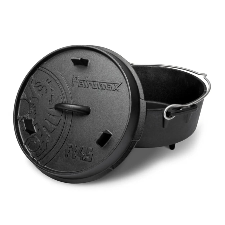Schwarzer Petromax Feuertopf ft9 aus Gusseisen mit abnehmbarem Deckel und seitlichem Metallgriff, rustikales Kochgeschirr.