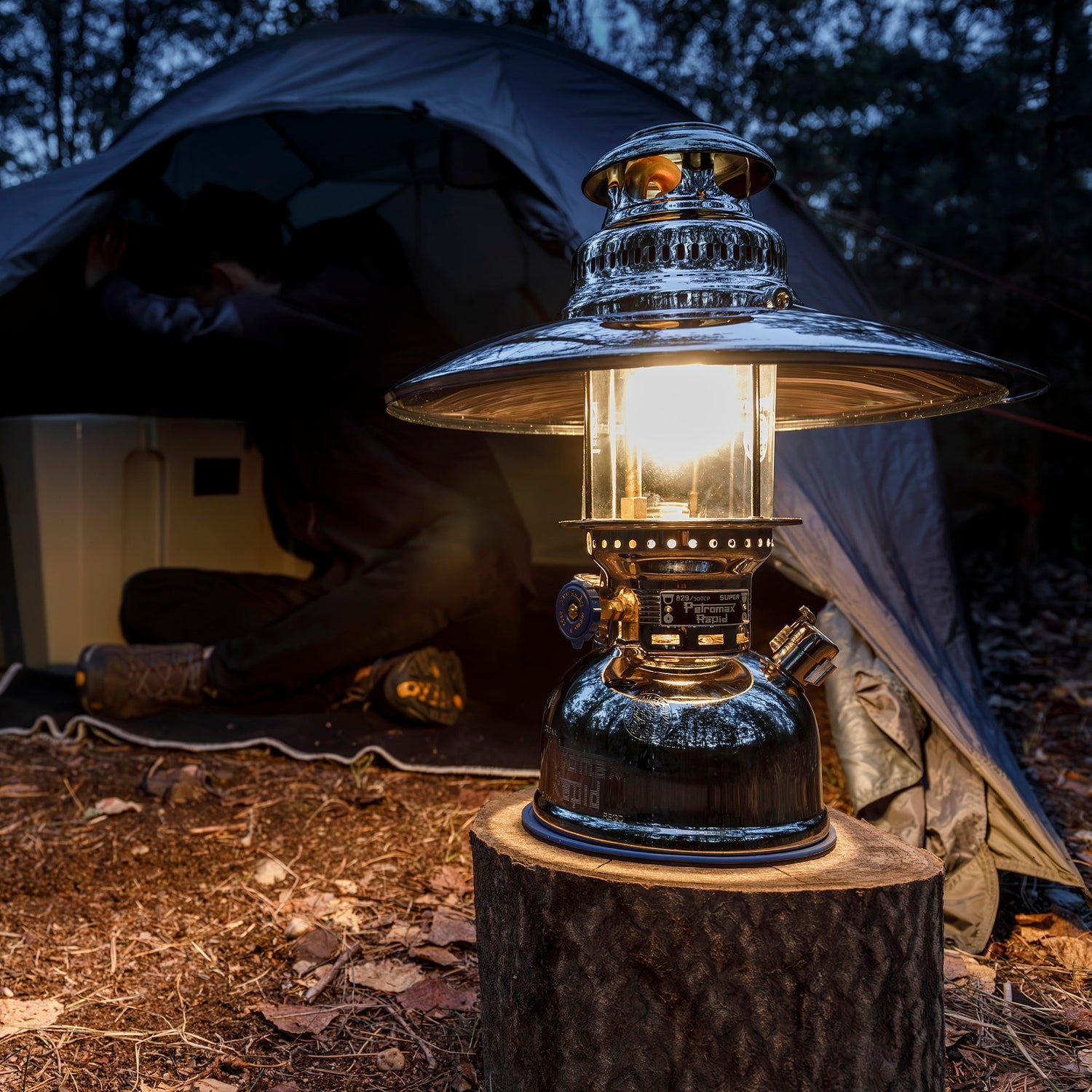 Petromax HK500 mit Reflektorschirm Chrom im Outdoor-Einsatz