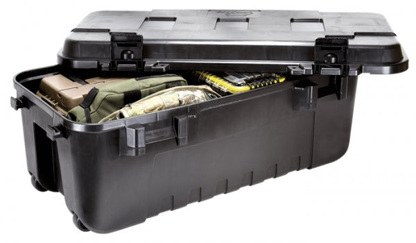 Plano Sportsman’s Trunk 102 Liter in Schwarz – geschlossene Seitenansicht