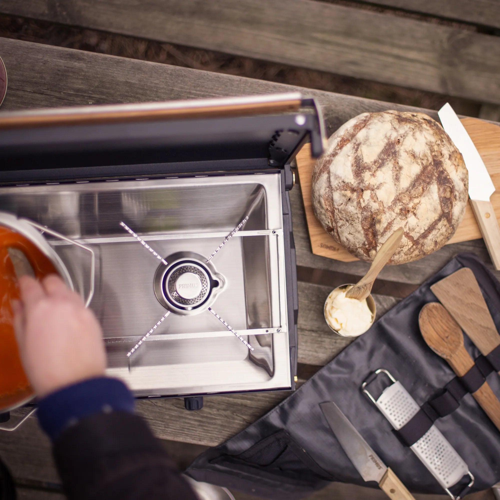 Primus Kinjia P350140 – offizielles Herstellerfoto des Zweiflammenkochers im Outdoor-Einsatz