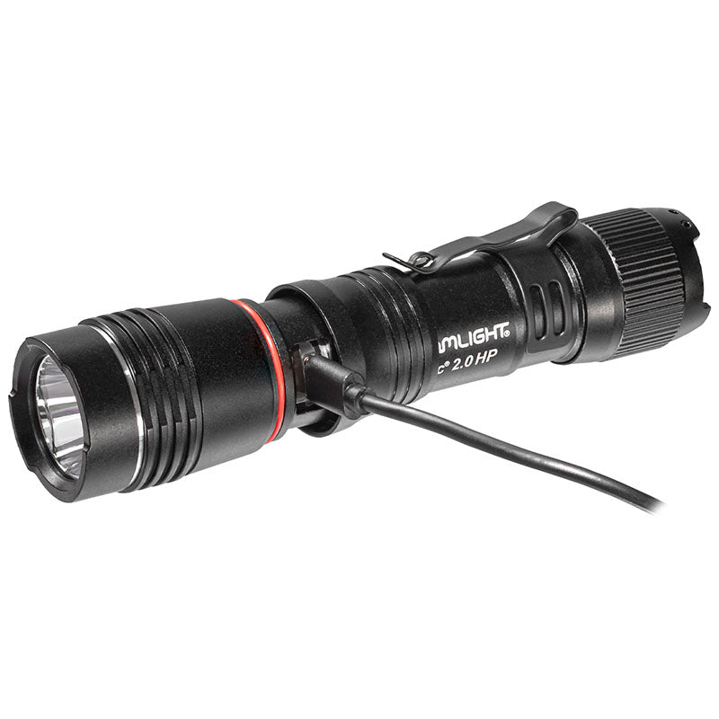 Streamlight ProTac 2.0 HP mit geöffnetem Ladezugang und angeschlossenem USB-C-Kabel