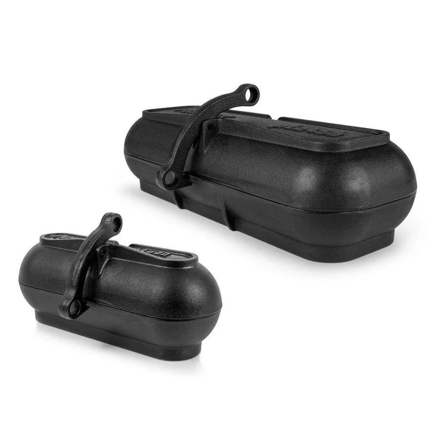Zwei schwarze Petromax Kartoffelbräter aus Gusseisen, einer 45 cm und einer 30 cm lang, mit klappbarem Griff und geriffeltem .