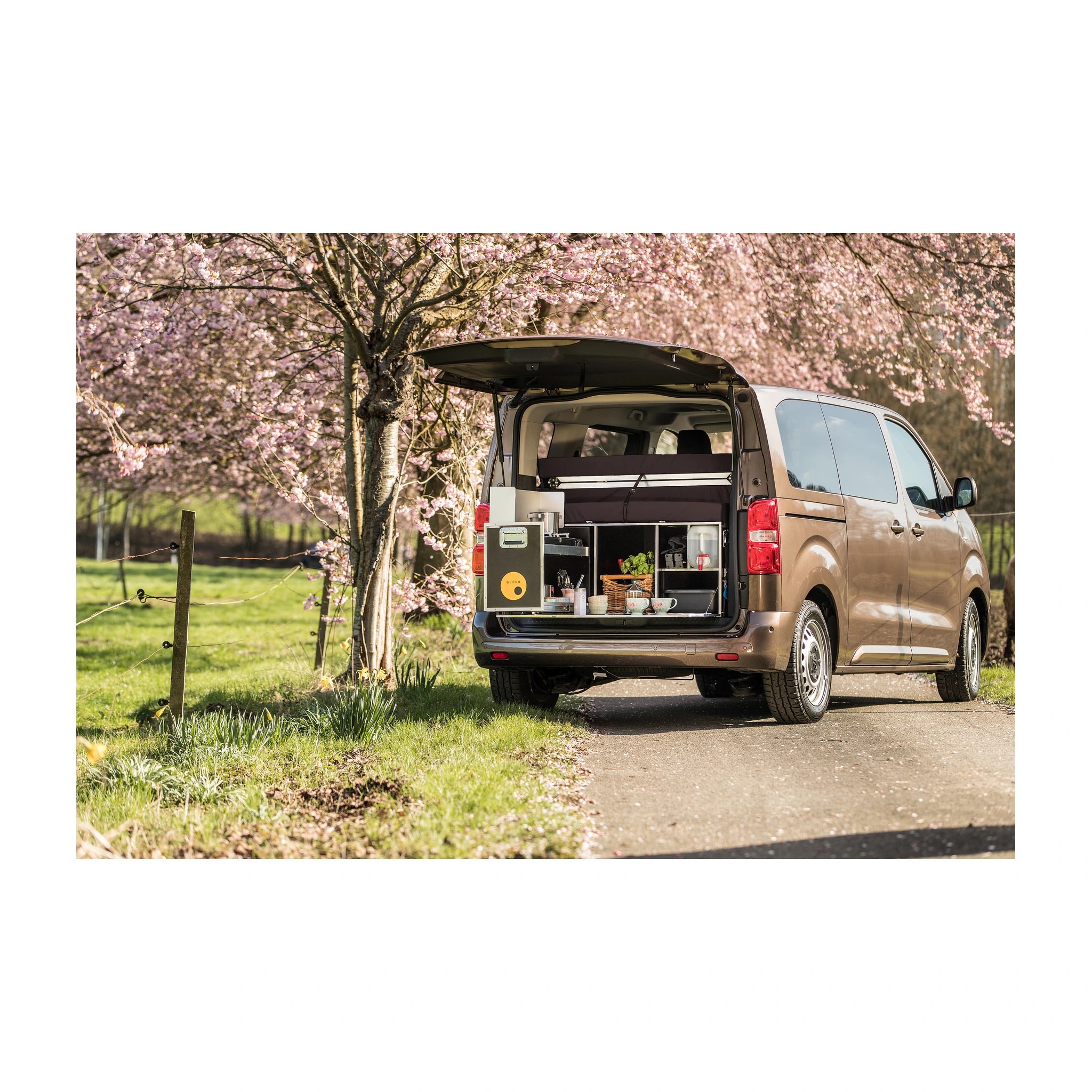 QUQUQ MidiBox Campingbox für mittelgroße Vans – midibox am toyota proace