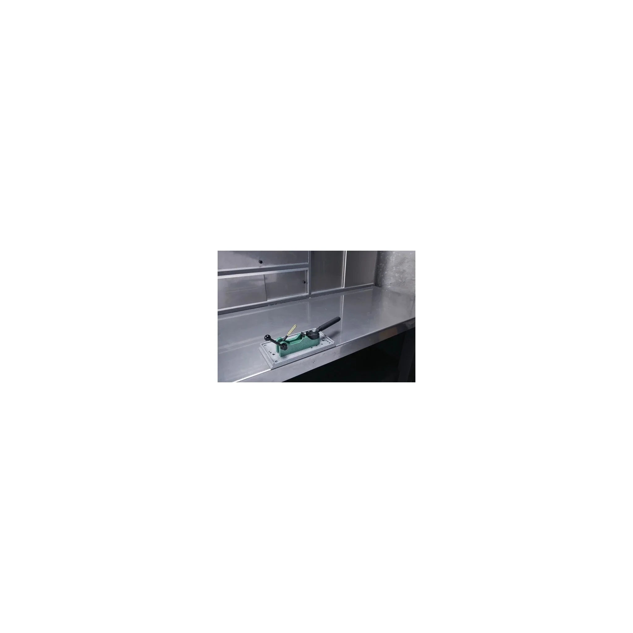 RCBS 9474 Primer Pocket Swager fest auf einer Werkbank montiert