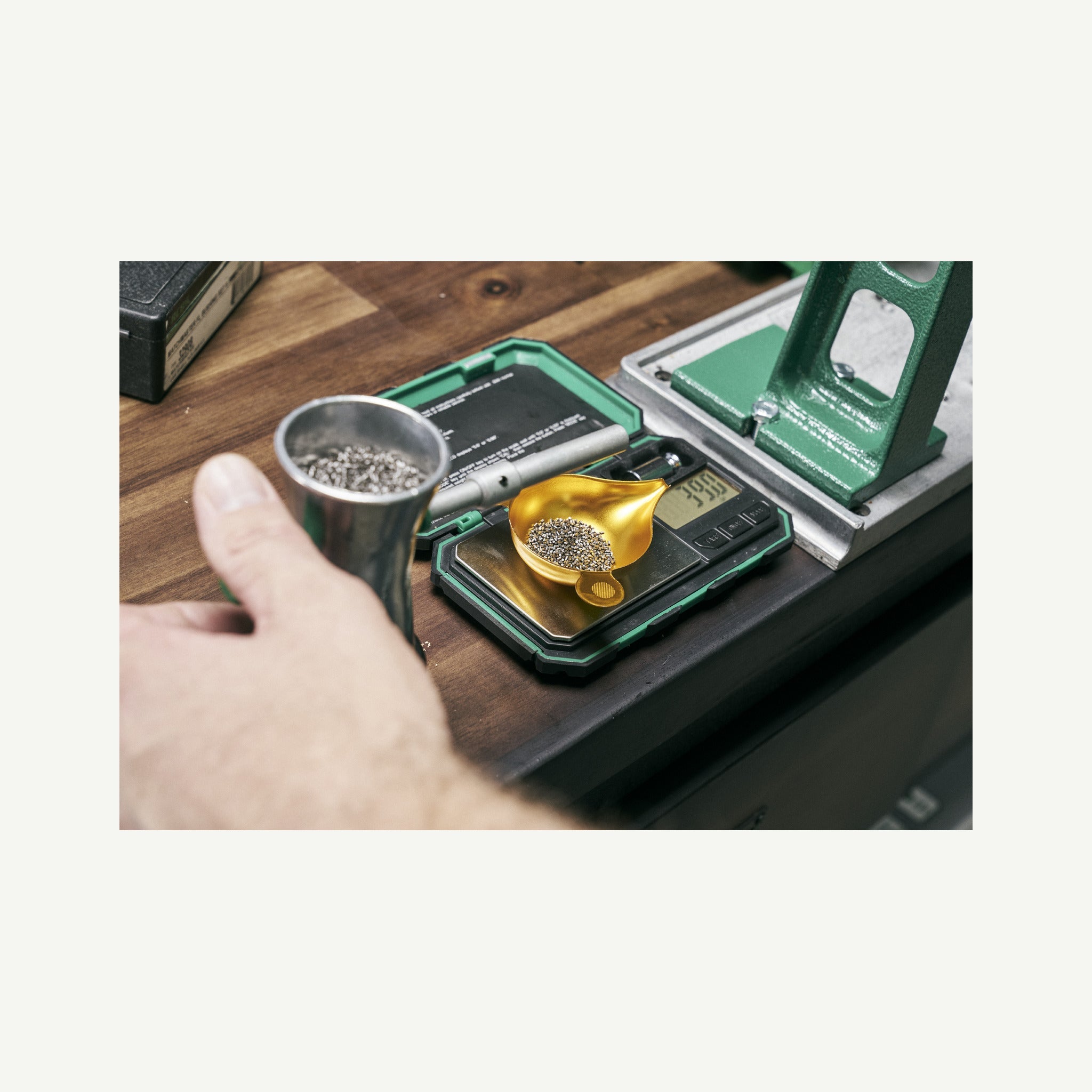 RCBS Pocket Scale 1500 GN 98914 im Einsatz auf einer Wiederladebank