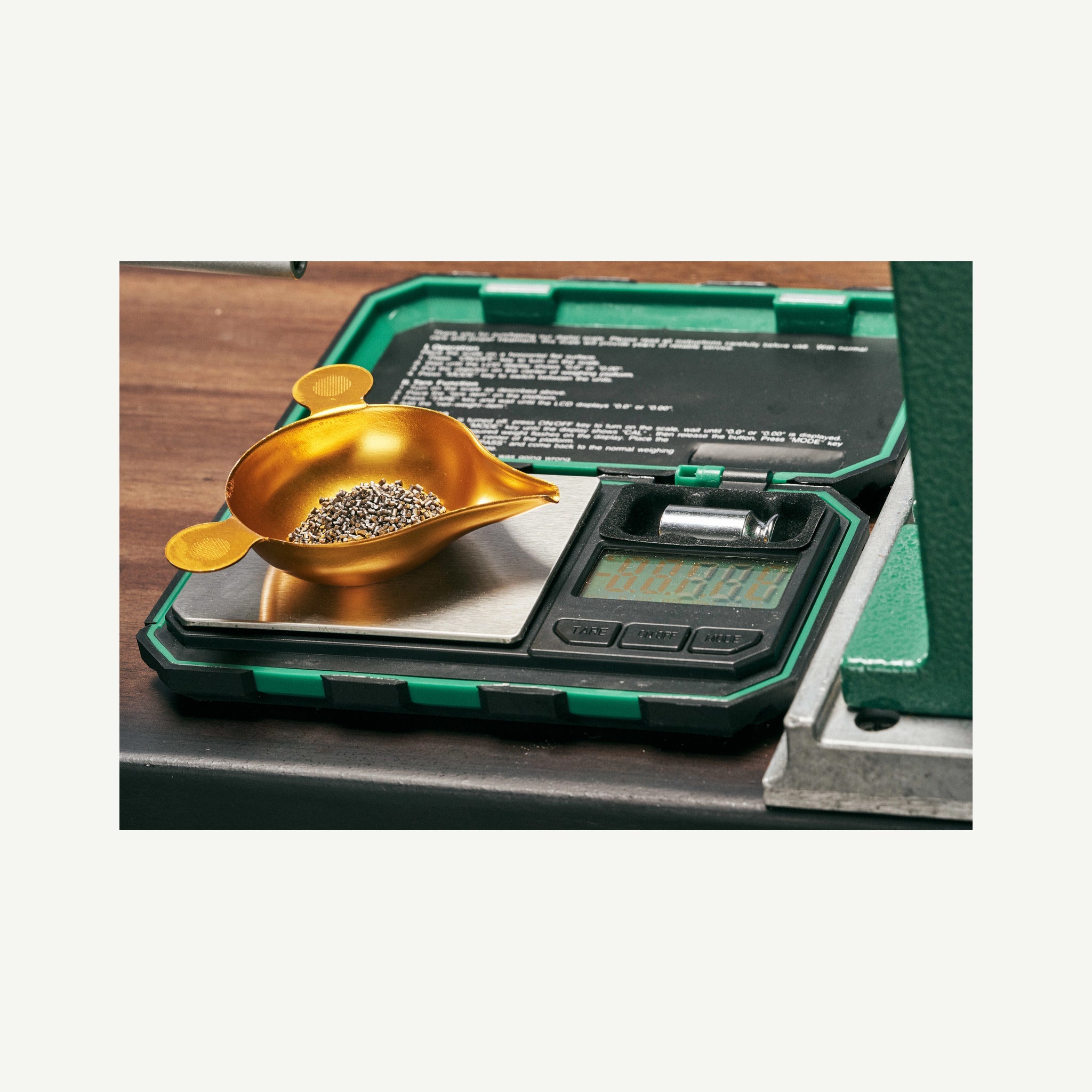 RCBS Pocket Scale 1500 GN 98914 beim Wiegen von Pulver in der Waagschale