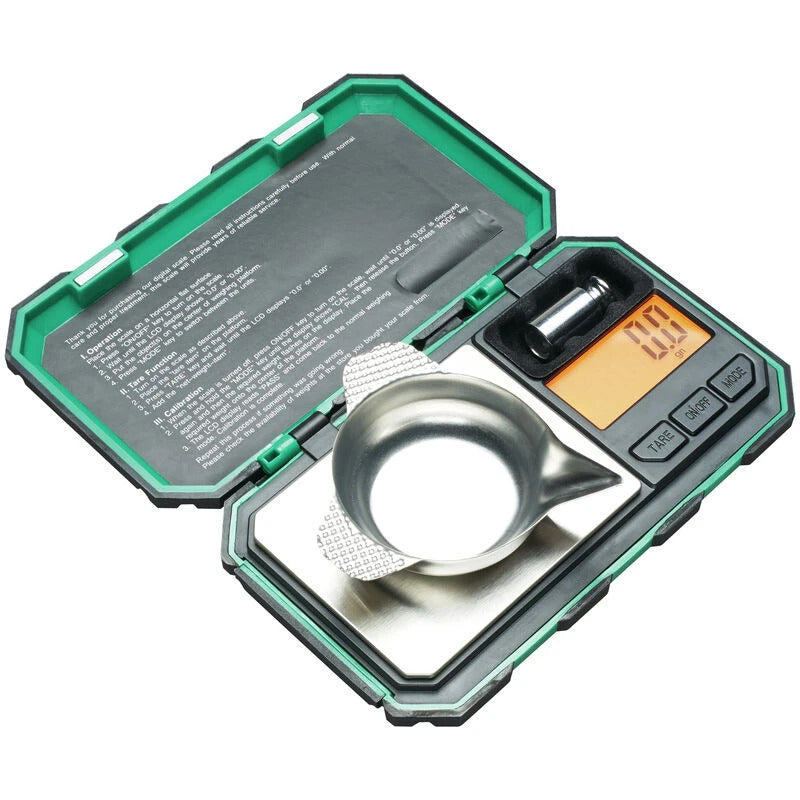 RCBS Pocket Scale 1500 GN 98914 mit geöffneter Schutzabdeckung, Waagschale und Kontrollgewicht