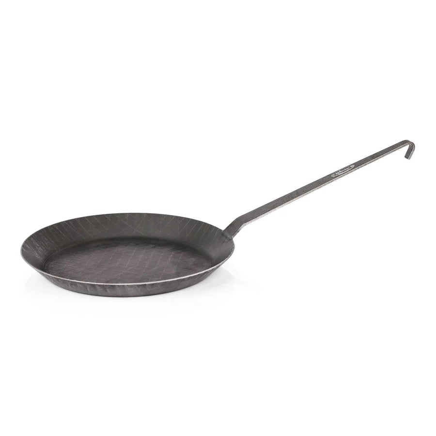Runde schmiedeeiserne Pfanne mit flachem Boden und langem, geradem Griff mit Aufhängehaken, dunkelgraue Oberfläche.