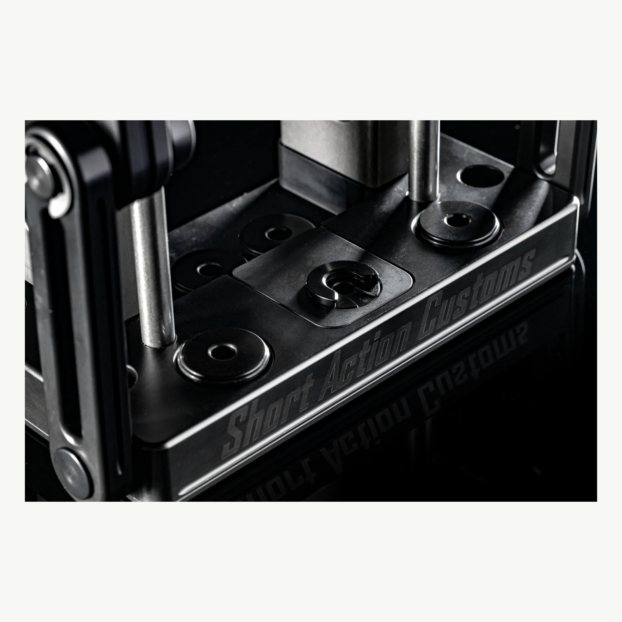 Detail der Basisplatte der SHORT ACTION CUSTOMS NEXUS Presse mit eingesetzten Hülsenhaltern