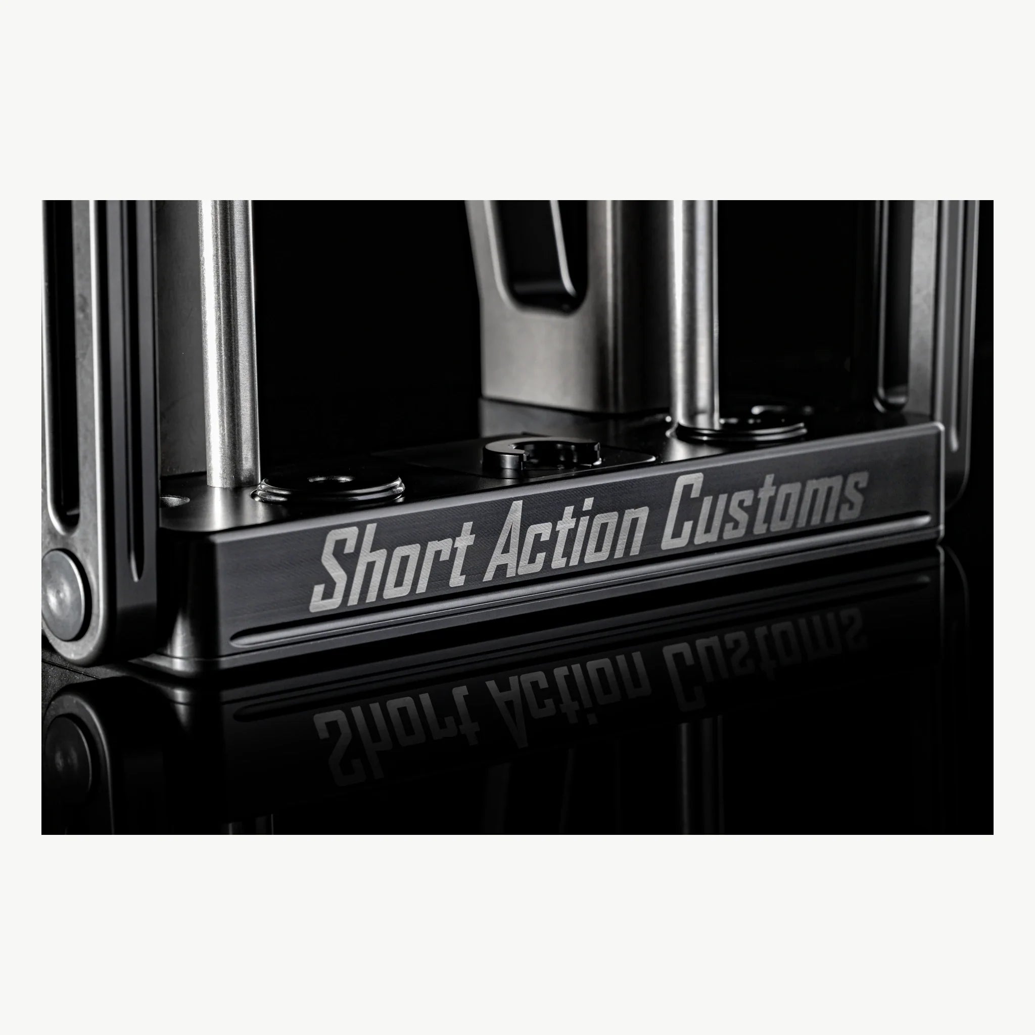 Frontsockel der NEXUS Wiederladepresse mit Short-Action-Customs-Schriftzug