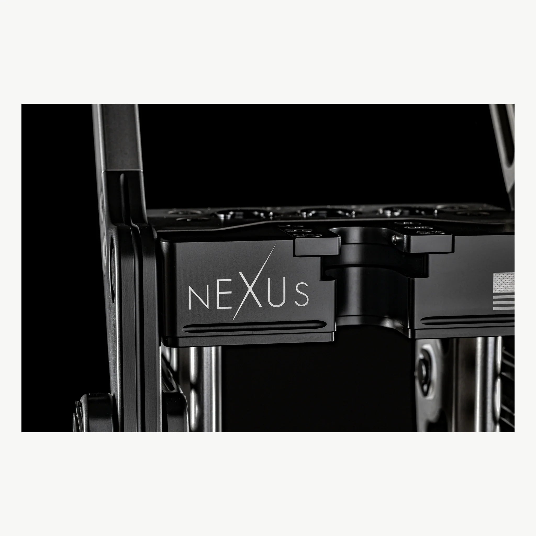 Frontdetail des Pressenkopfs der SHORT ACTION CUSTOMS NEXUS mit Modellschriftzug