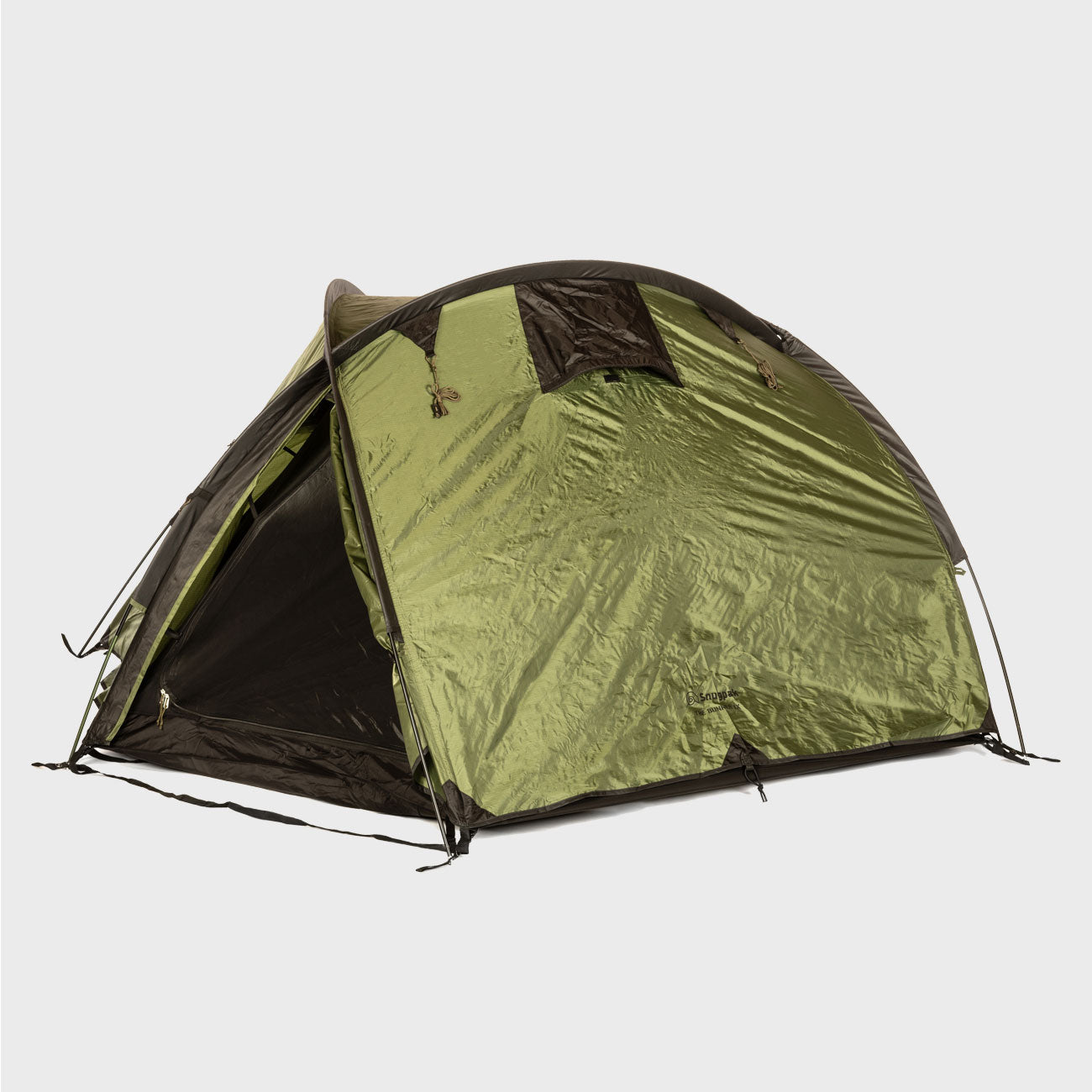 Snugpak Bunker IX WGTE – olivfarbenes 3-Personen-Kuppelzelt mit geöffnetem Eingang