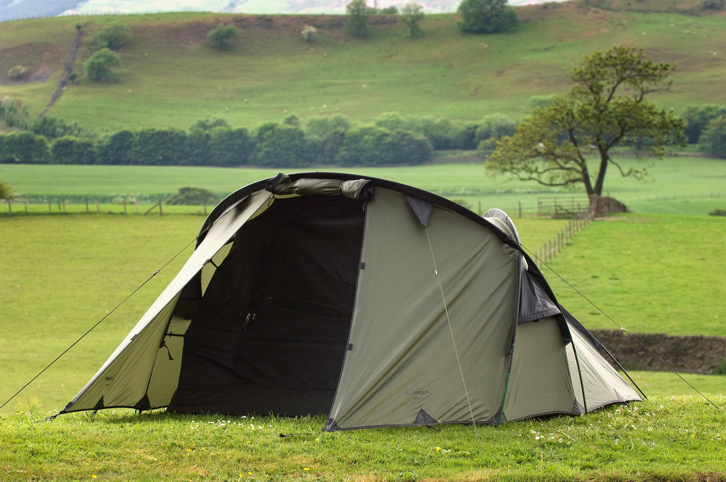 Snugpak Scorpion 3 IX WGTE – aufgebautes olivfarbenes Zelt mit geöffneter Apsis