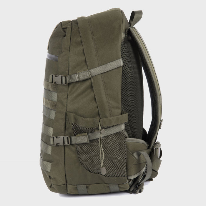 Snugpak Xocet 35 Rucksack in Oliv – Seitenansicht mit Kompressionsriemen und Netztasche