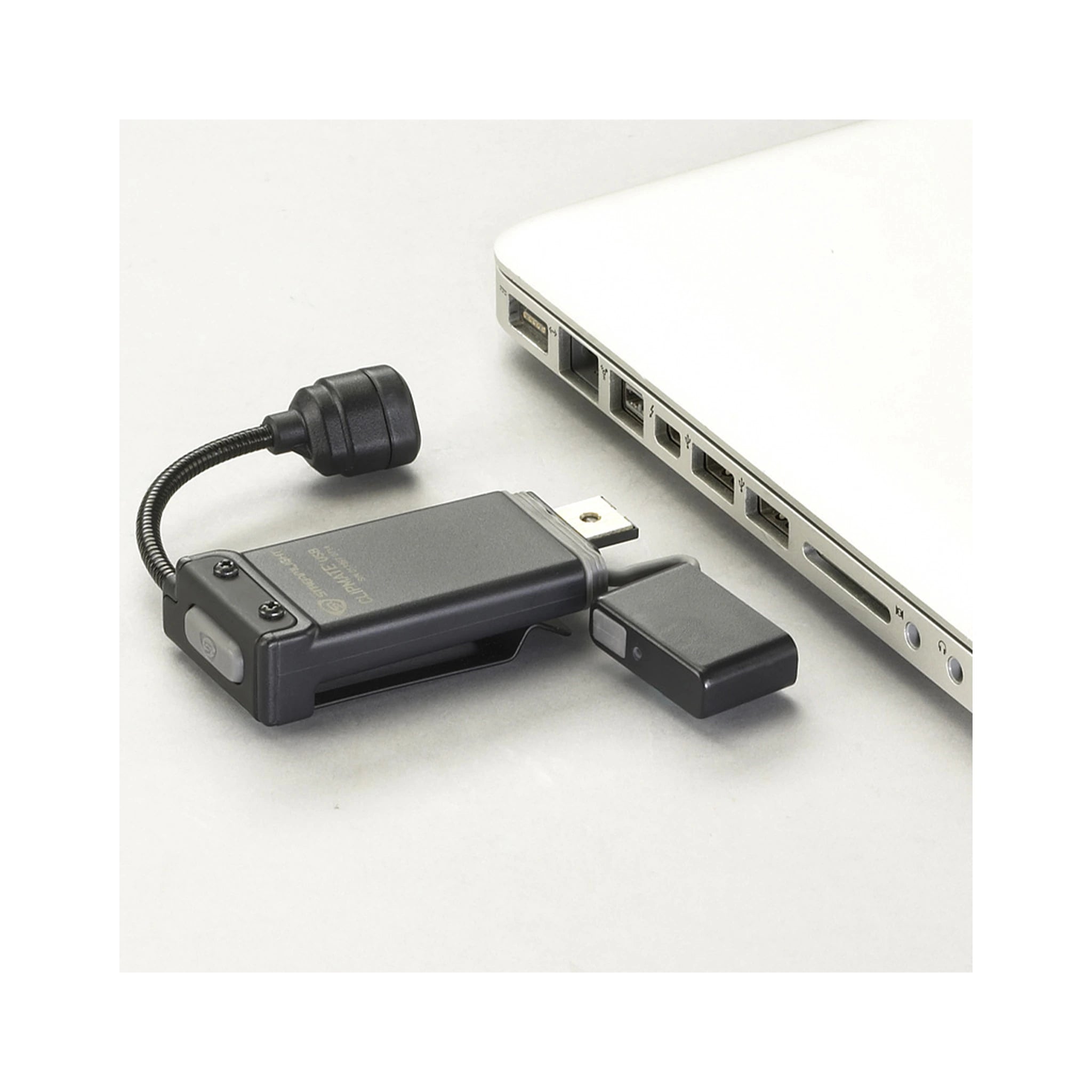 Integrierter USB-Ladestecker der Streamlight ClipMate USB an einem Notebook, Notebook nicht enthalten