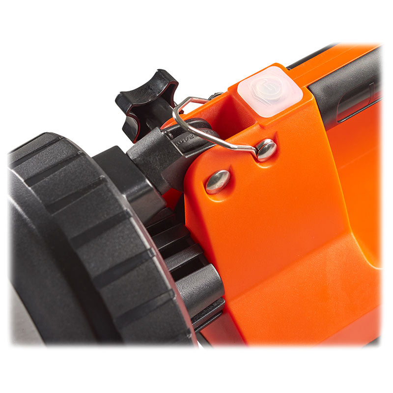 Detail des verstellbaren Leuchtenkopfs der orangefarbenen Streamlight E-Spot FireBox