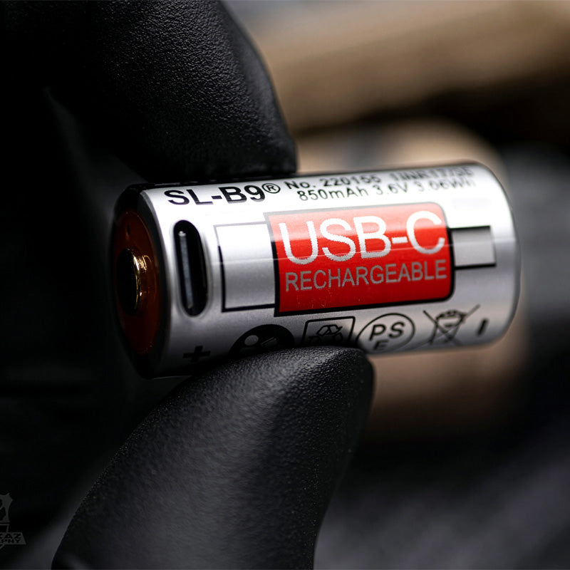 Streamlight SL-B9 Akku in der Hand eines Anwenders