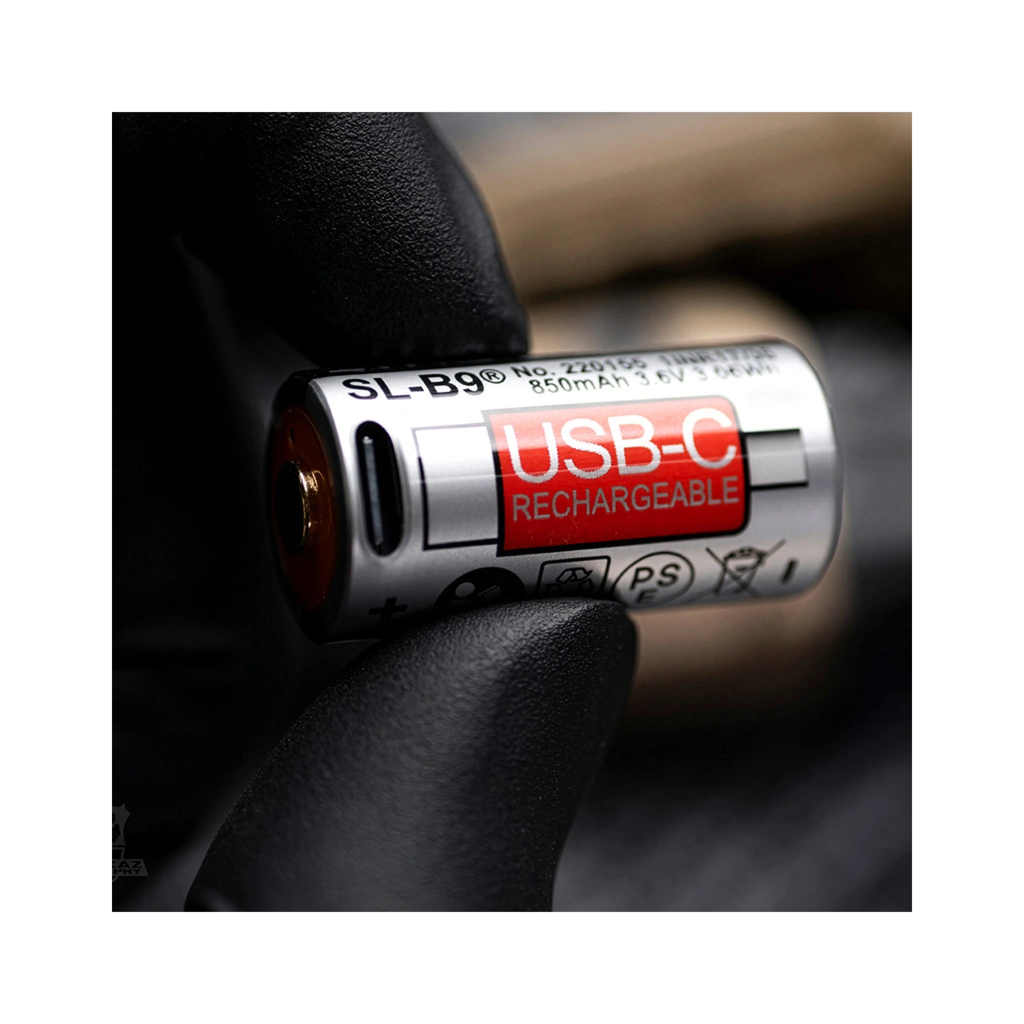 Streamlight SL-B9 Akku in der Hand eines Anwenders
