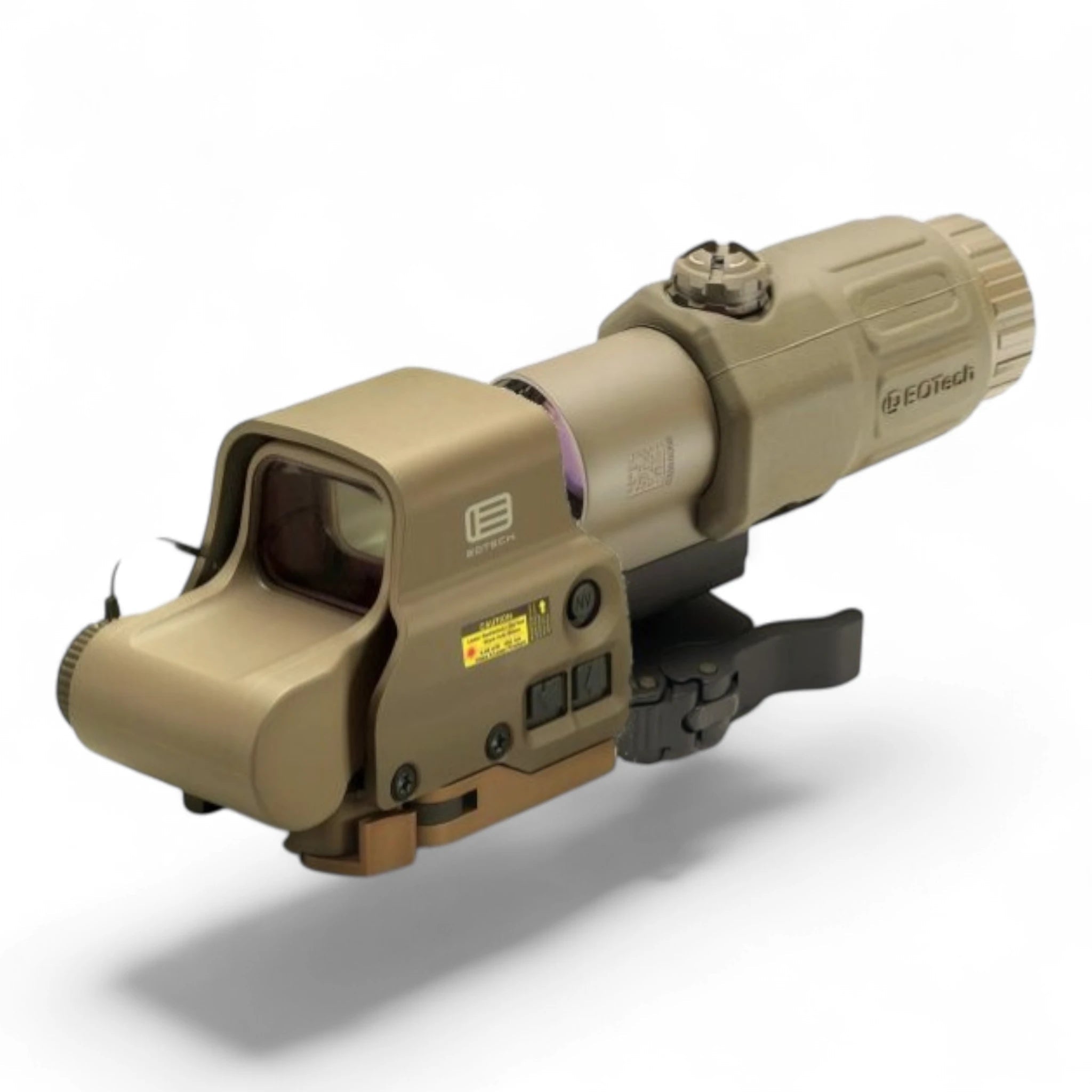 Tanfarbener EOTech EXPS3 Holografischer Reflexvisier mit montiertem G33 Vergrößerungsaufsatz und Schnellspannmontage aus.