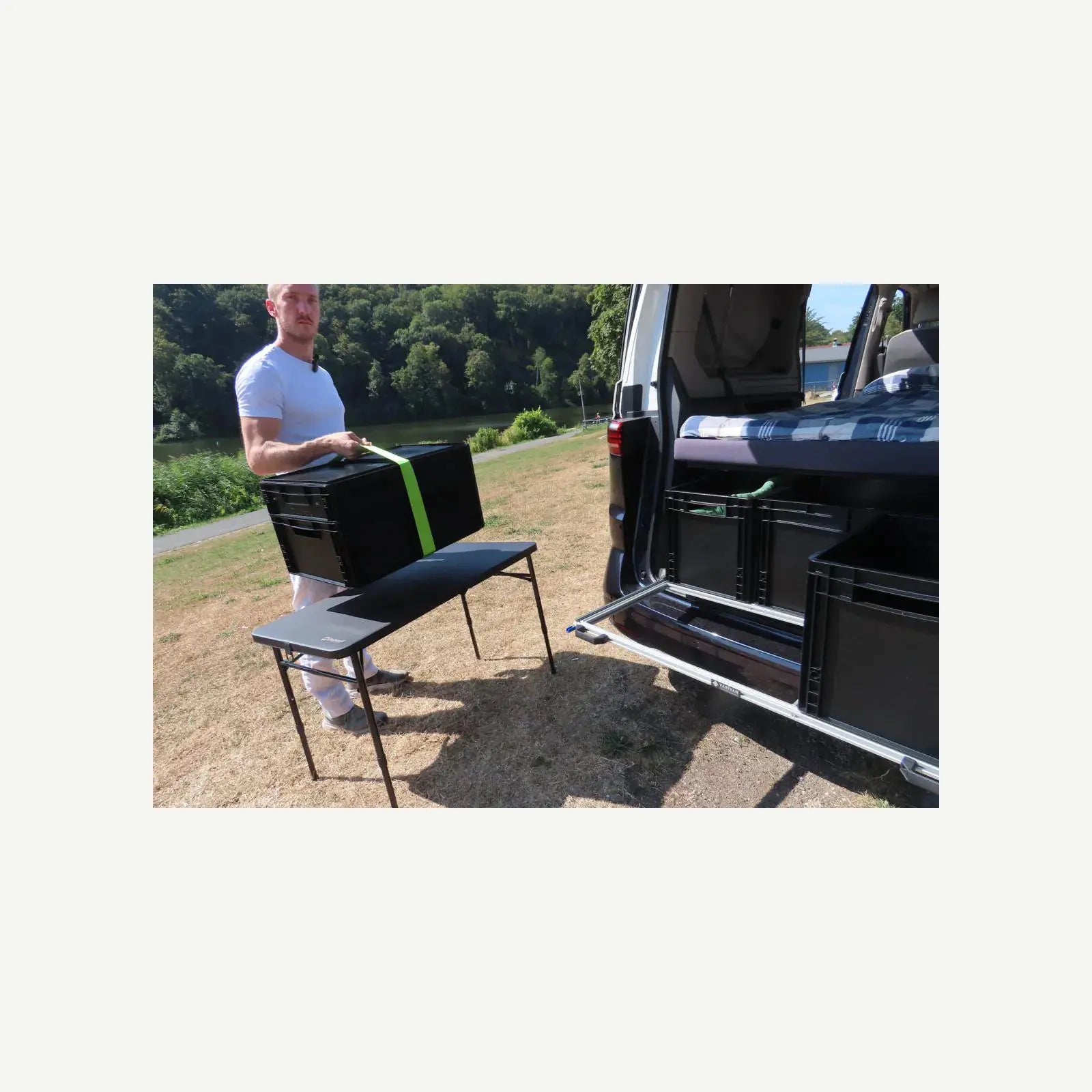 VariVan EuroBox Kompakt-Küche als transportables Küchenmodul im Van